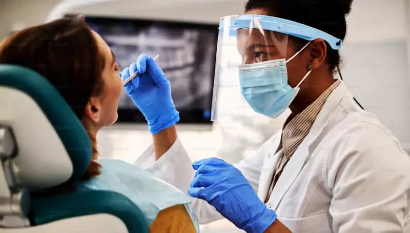 Ini-Perbedaan-Tukang-Gigi-dengan-Dokter-Gigi