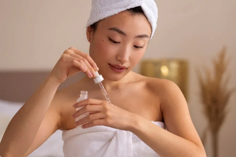 What is a HydraGlow facial and the Benefit
