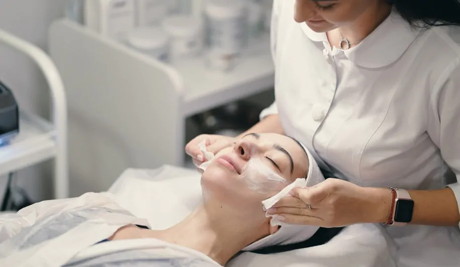 Ini Manfaat Facial Rutin Tiap Bulan